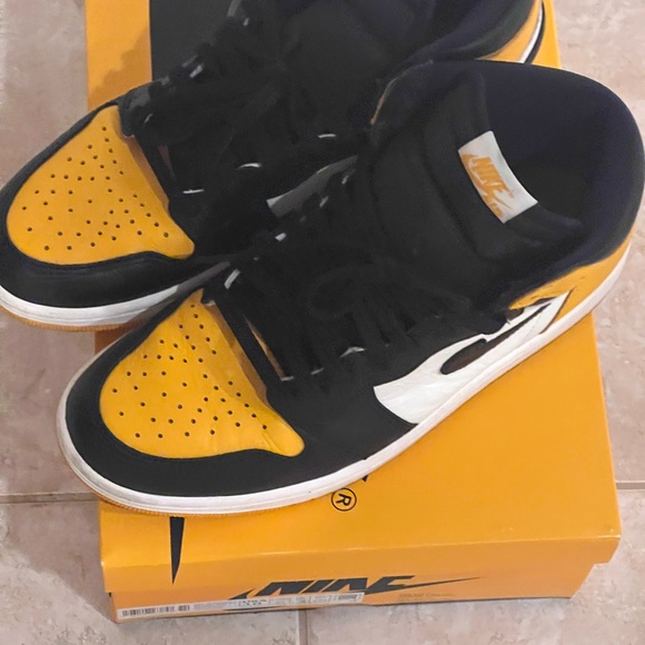 Jordan 1 Sneakers - Picture 5 of 7